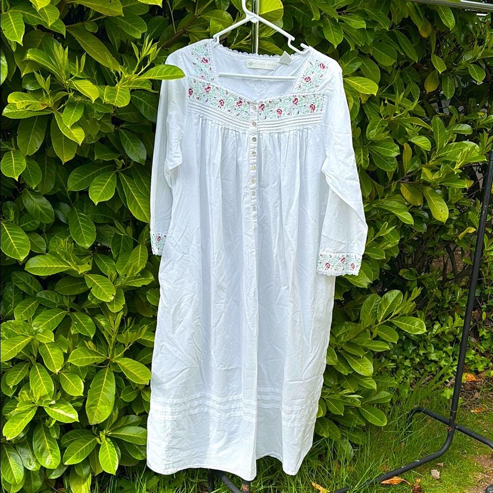 NWOT Eileen West White Floral Embroidered Nightgown